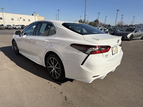 Used 2023 Toyota Camry SE image 3