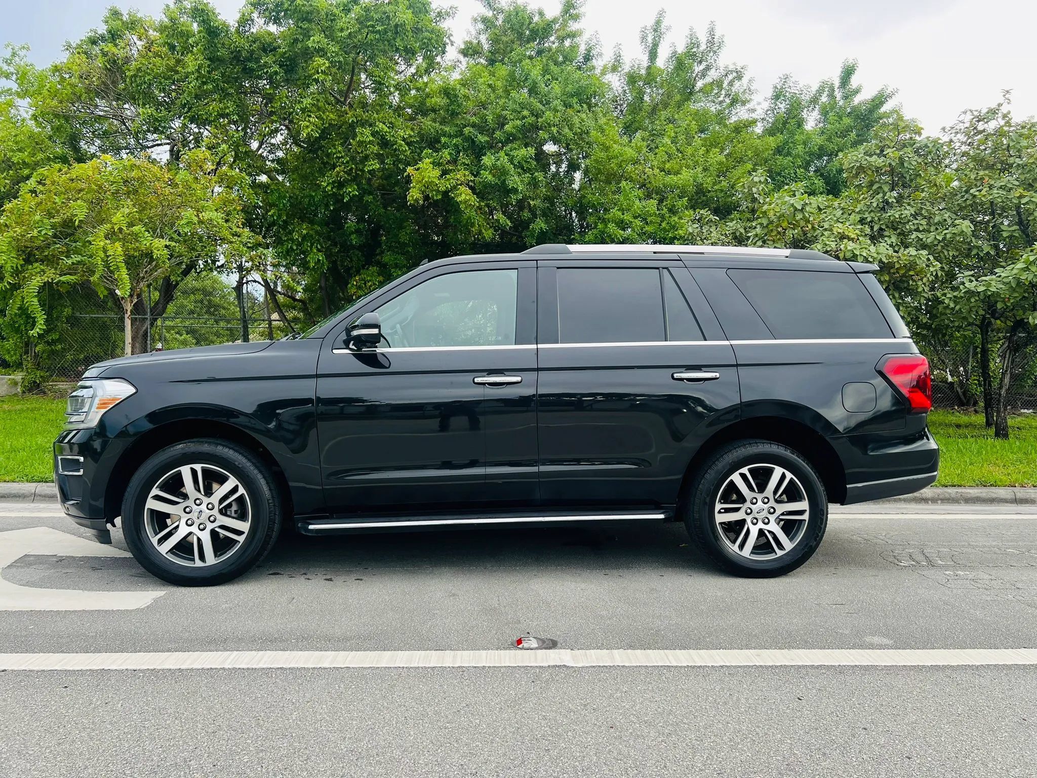 Used 2023 Ford Expedition Limited AWD/4WD image 2