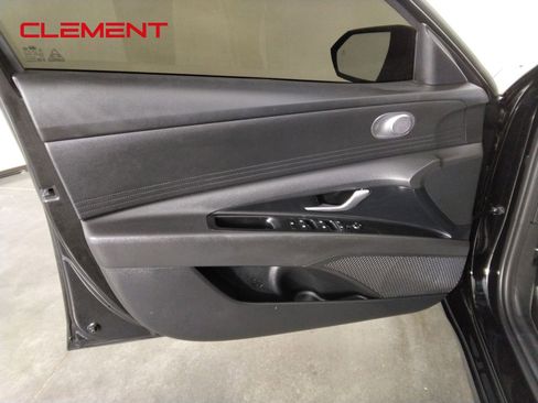 Used 2025 Hyundai Elantra SE FWD image 9
