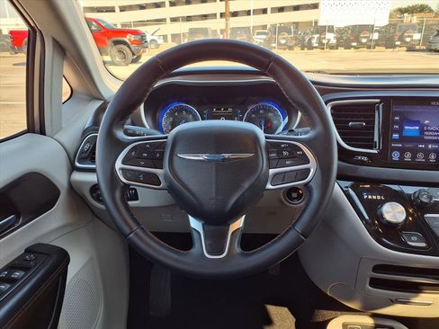 Used 2017 Chrysler Pacifica Touring-L image 12