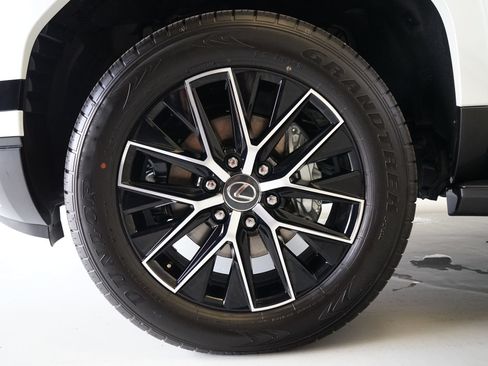 Used 2026 Lexus GX 550 w/ Cold Area Package AWD/4WD image 32