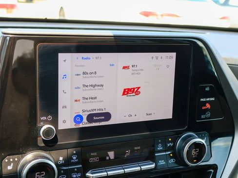 Used 2025 Toyota Highlander XLE FWD image 6