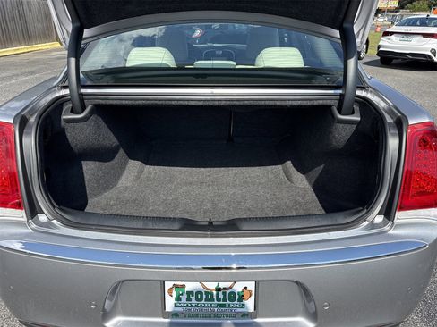 Used 2018 Chrysler 300 Limited w/ Safetytec Plus Group image 31