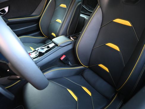 Used 2021 Lamborghini Huracan EVO RWD image 78