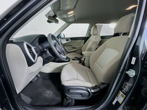 Used 2025 Kia Soul LX w/ LX Technology Package FWD image 13