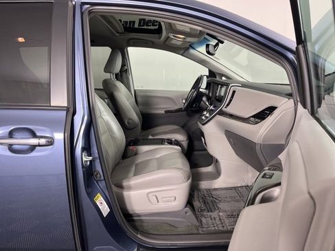 Used 2016 Toyota Sienna XLE image 32