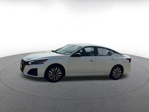 Used 2025 Nissan Altima 2.5 SV FWD image 8