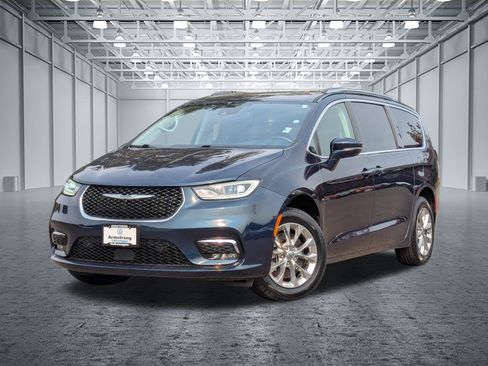Used 2021 Chrysler Pacifica Touring-L w/ Uconnect Theater Family Group AWD/4WD image 1