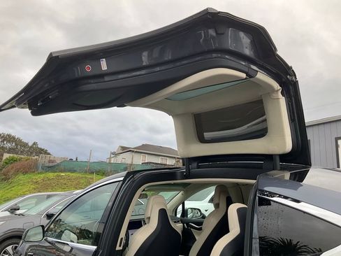 Used 2017 Tesla Model X 75D image 32