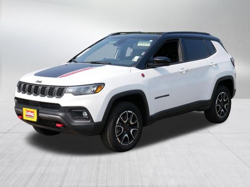 Used 2025 Jeep Compass Trailhawk AWD/4WD image 3