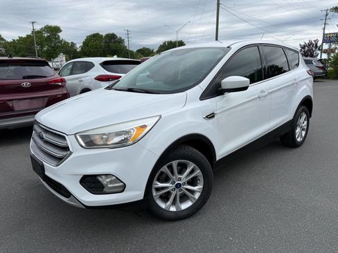 Used 2017 Ford Escape SE FWD image 1