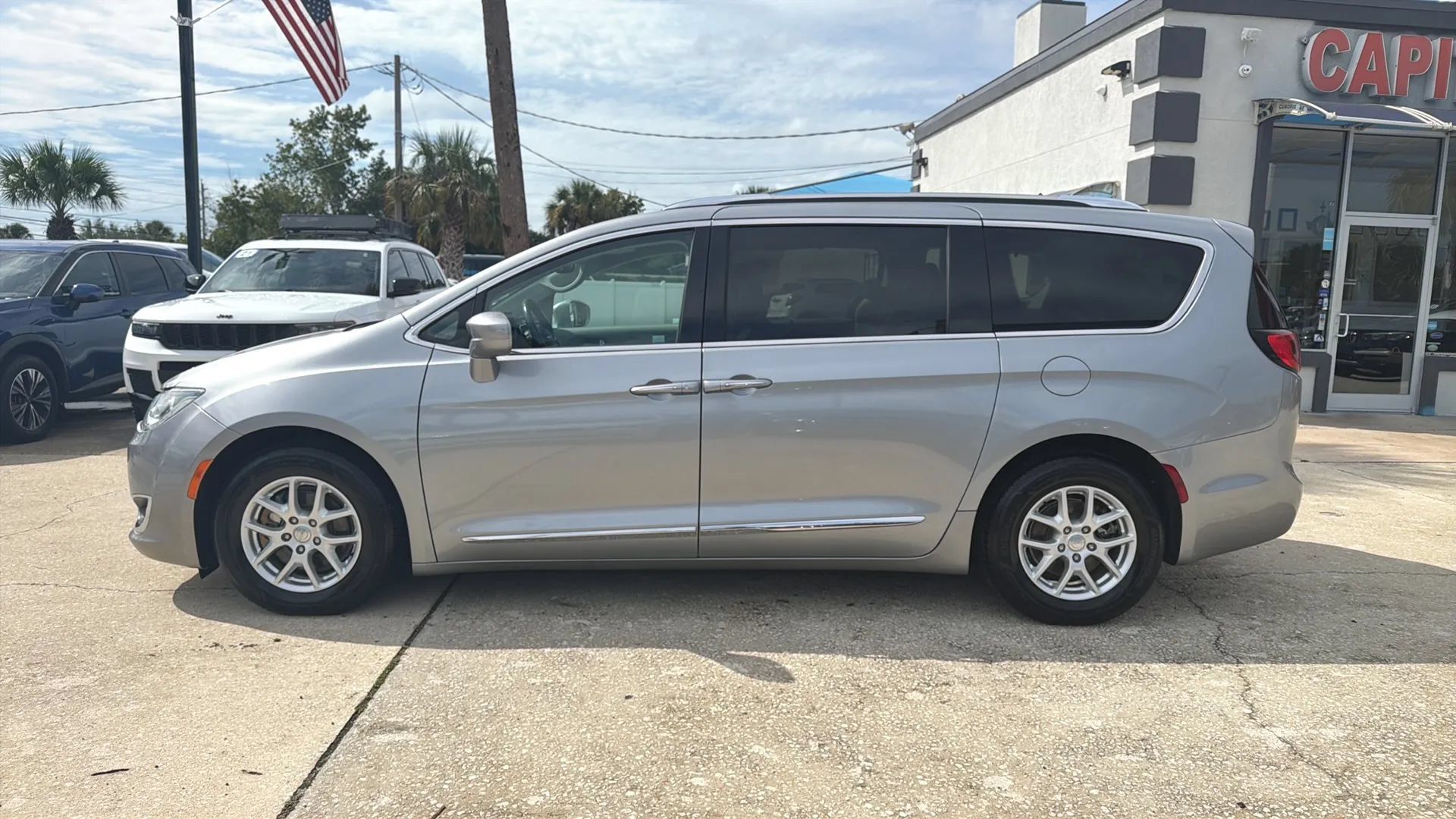 Used 2020 Chrysler Pacifica Touring-L FWD image 2