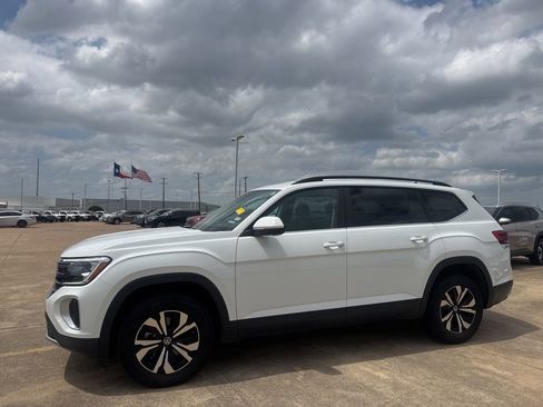 Used 2024 Volkswagen Atlas SE FWD image 12