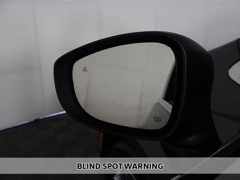 Used 2023 Chrysler Pacifica Touring-L FWD image 4