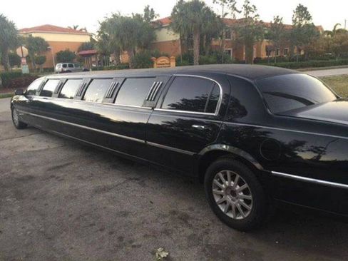 Used 2006 Lincoln Town Car Signature RWD image 3