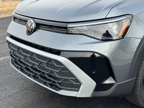 New 2026 Volkswagen Taos SE image 8