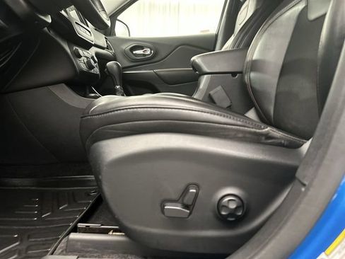 Used 2019 Jeep Cherokee Trailhawk w/ Cold Weather Group AWD/4WD image 18