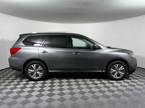 Used 2019 Nissan Pathfinder S image 4