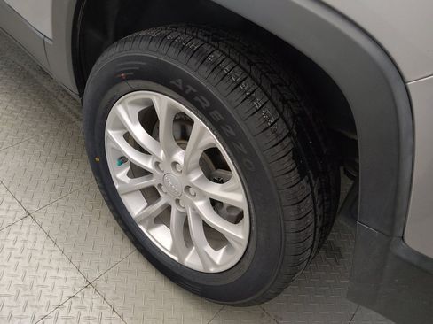 Used 2019 Jeep Cherokee Latitude w/ Popular Appearance Group FWD image 31