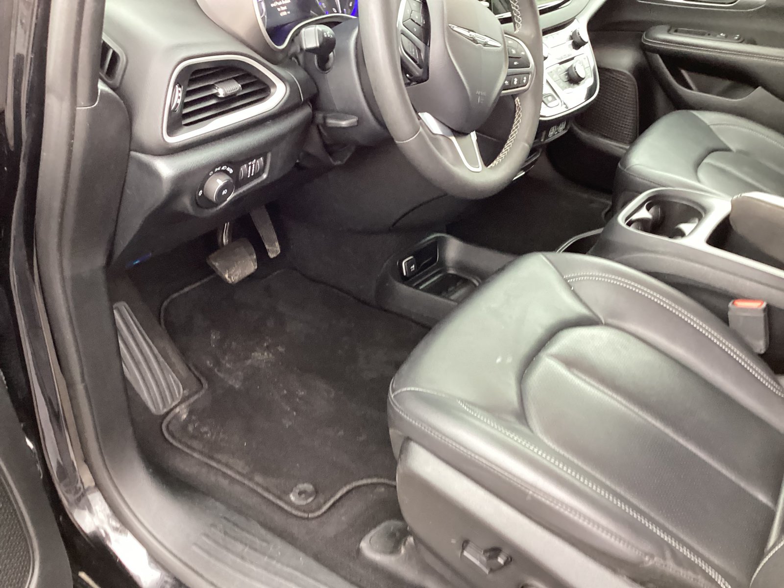 Used 2025 Chrysler Pacifica Select FWD image 12