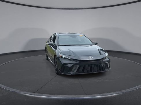 Used 2025 Toyota Camry SE FWD image 3