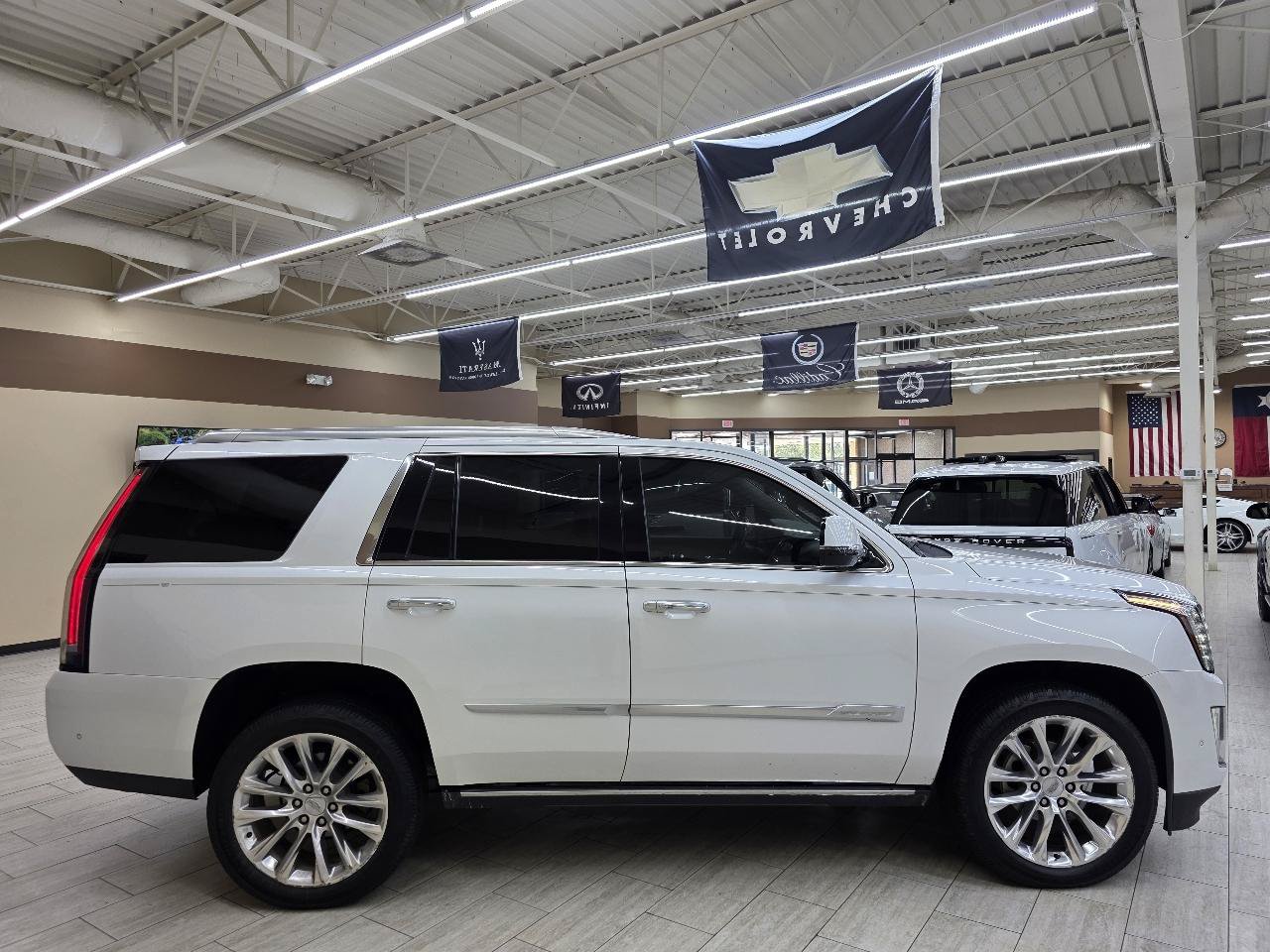Used 2019 Cadillac Escalade Premium Luxury AWD/4WD image 5
