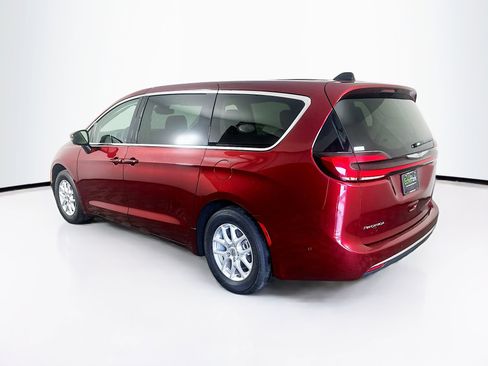Used 2023 Chrysler Pacifica Touring-L image 5