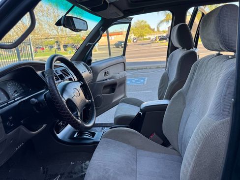 Used 2000 Toyota 4Runner SR5 image 9
