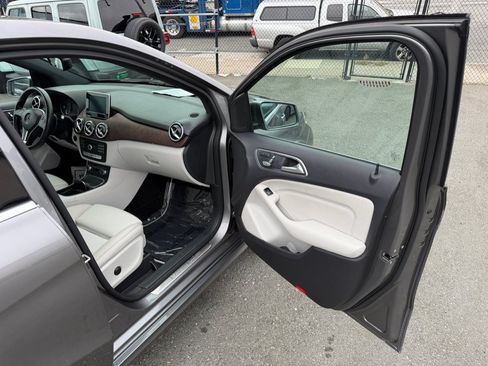 Used 2017 Mercedes-Benz B 250e image 33