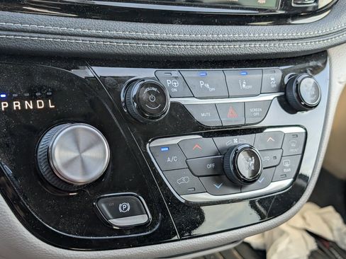 Used 2022 Chrysler Pacifica Touring-L w/ Uconnect Theater Family Group FWD image 13