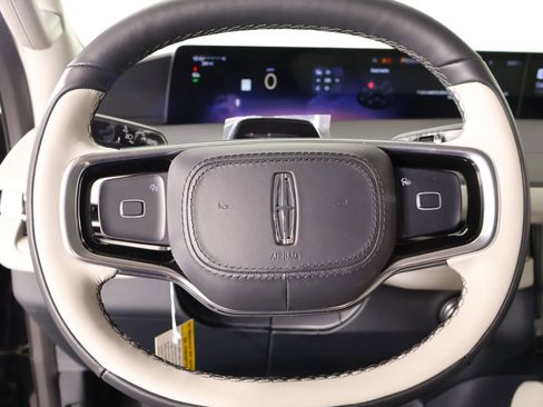 New 2026 Lincoln Navigator Premiere image 3