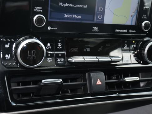 Used 2021 Toyota Highlander Limited FWD image 16