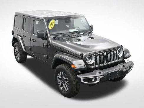 Used 2025 Jeep Wrangler Unlimited Sahara AWD/4WD image 23