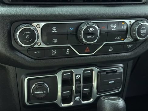 Used 2024 Jeep Gladiator Sport AWD/4WD image 14
