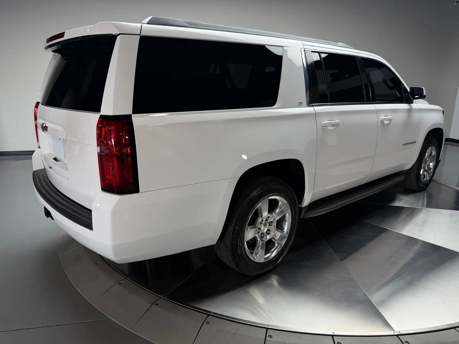 Used 2015 Chevrolet Suburban LT RWD image 2