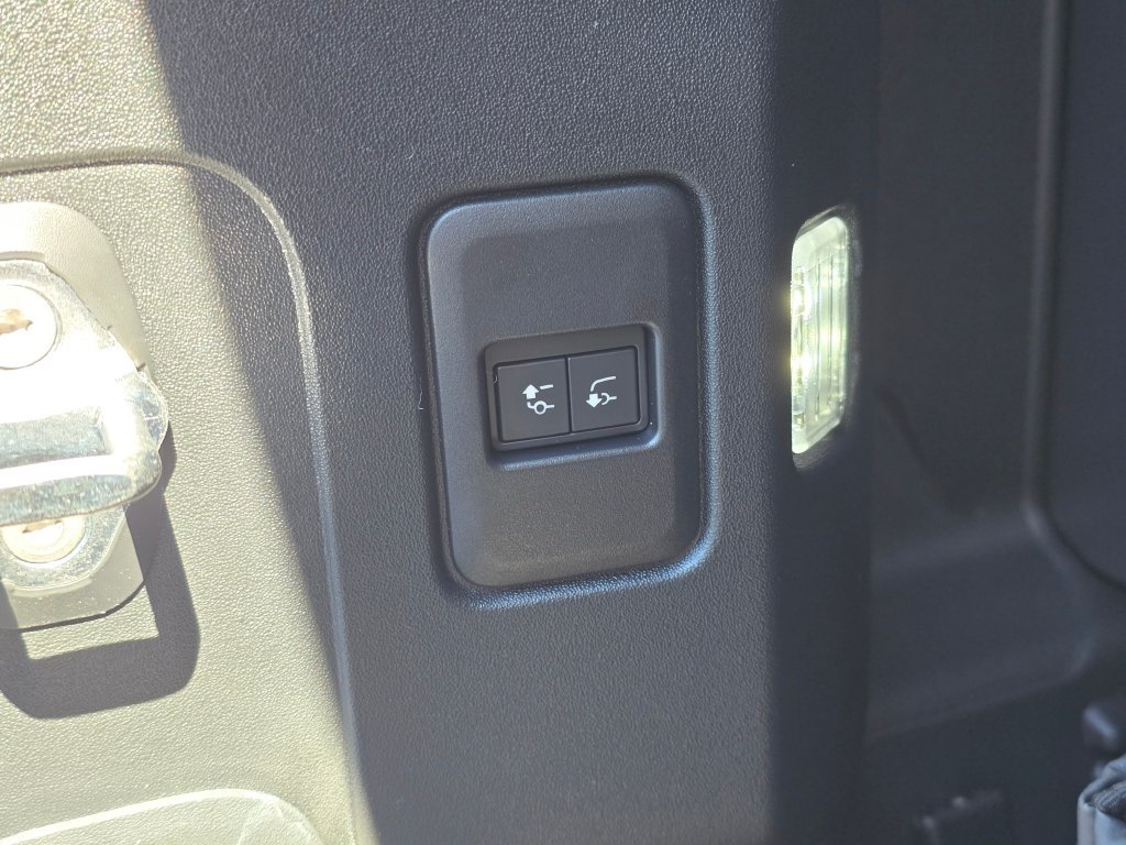 New 2026 Land Rover Defender 110 X-Dynamic SE AWD/4WD image 13