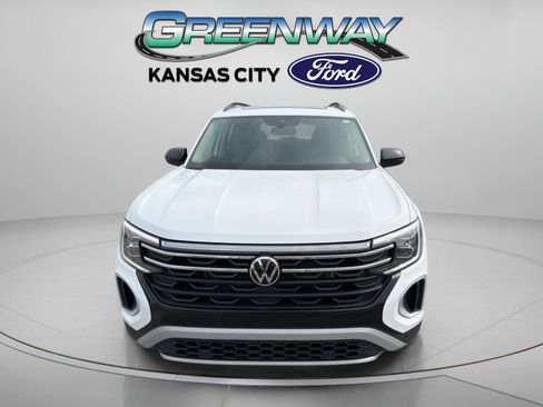 Used 2025 Volkswagen Atlas Peak Edition SE AWD/4WD image 2