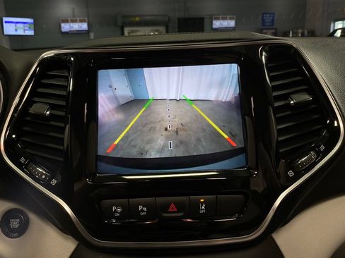 Used 2019 Jeep Cherokee Limited w/ Technology Group FWD image 24