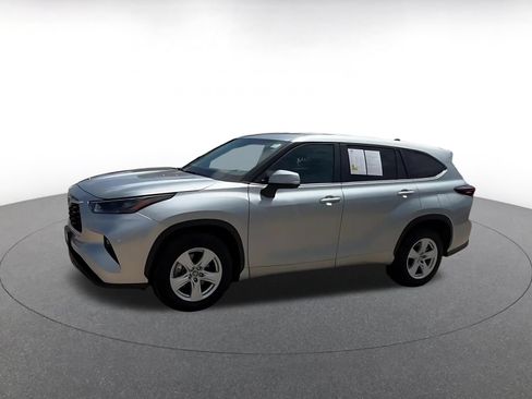 Used 2025 Toyota Highlander LE FWD image 9
