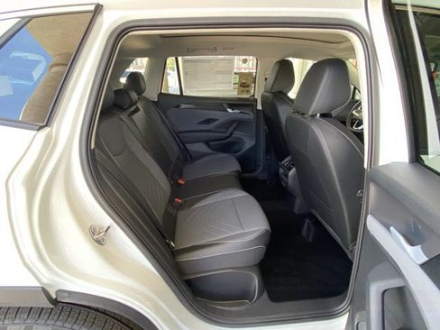 New 2026 Volkswagen Tiguan SE FWD image 33