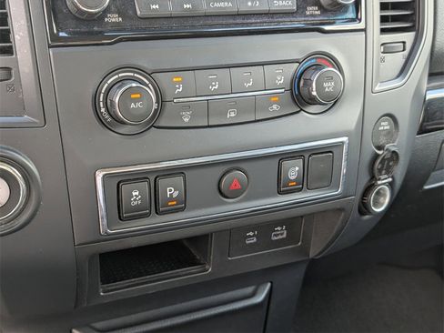Used 2022 Nissan Titan SV image 13
