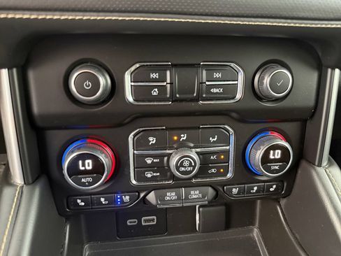 Used 2023 Chevrolet Suburban Premier AWD/4WD image 29