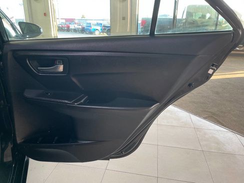 Used 2015 Toyota Camry SE w/ Moonroof Package image 21