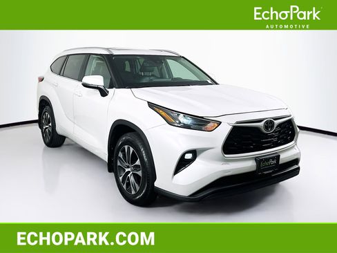 Used 2025 Toyota Highlander XLE image 1