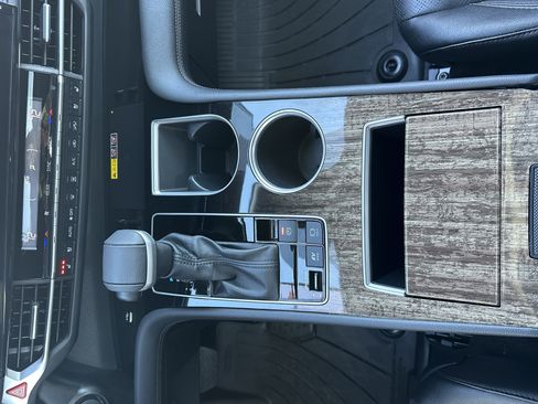 Used 2025 Toyota Sienna Limited image 35