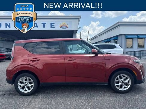 Used 2024 Kia Soul LX w/ Option Group 015 FWD image 1