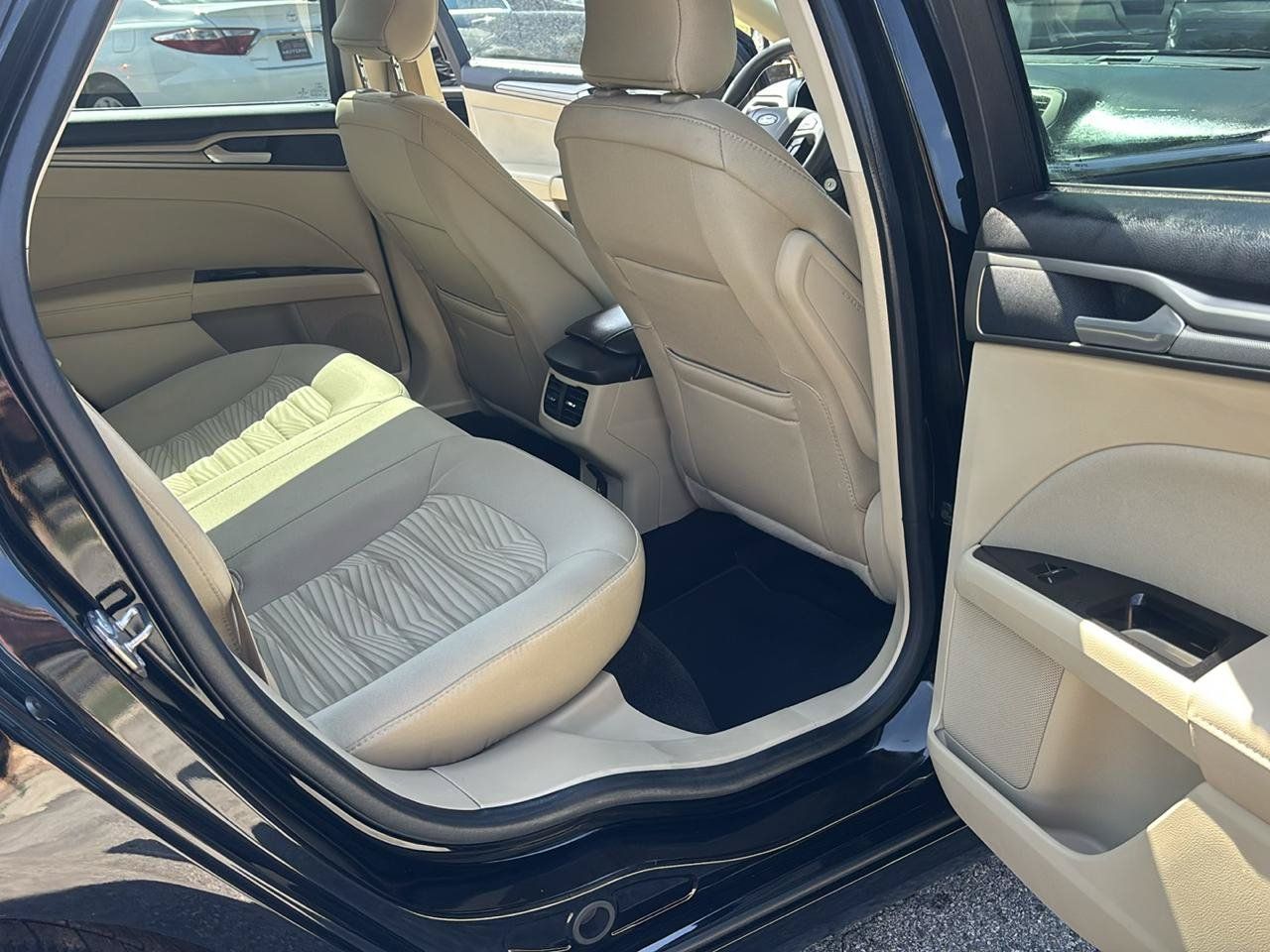 Used 2016 Ford Fusion SE FWD image 14