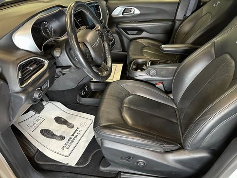 Used 2020 Chrysler Pacifica Touring-L w/ S Appearance Package image 17