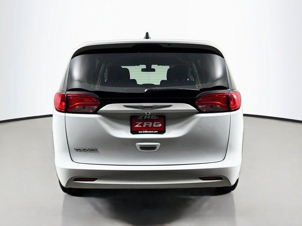 Used 2021 Chrysler Voyager LX w/ Cold Weather Group FWD image 4