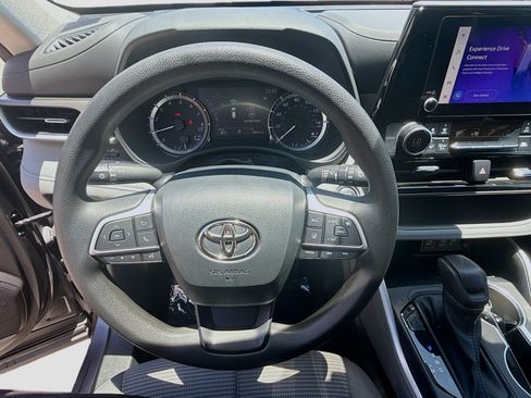 Used 2023 Toyota Highlander L FWD image 10